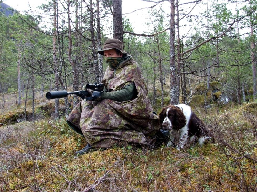 HJORTEJEGER: : Frode Skeide slik han elsker å tilbringe fritiden sin, på hjortejakt med sin kjære Engelsk Springer Spaniel.