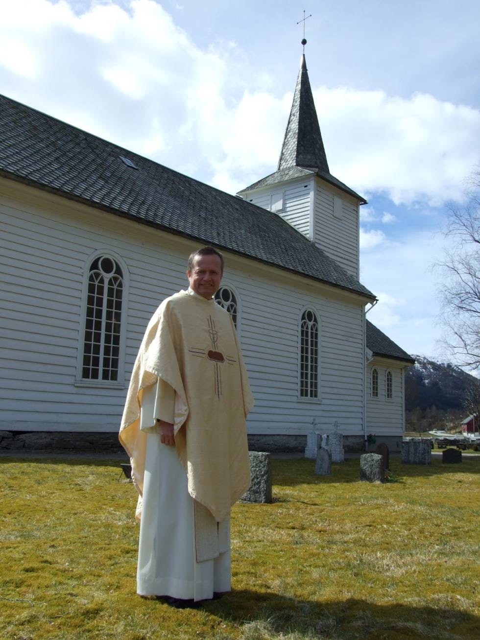 SOKNEPREST: 46-åringen foran Sande kirke i Gaular etter fem år som prest i Vesterålen. SOKNEPREST: 46-åringen foran Sande kirke i Gaular etter fem år som prest i Vesterålen.