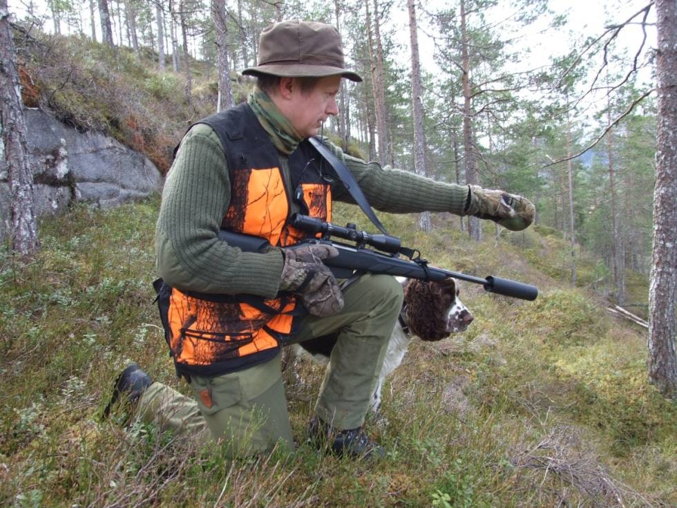 ETTERSØK: Soknepresten feller i snitt 4-6 dyr hvert år samt noen til under ettersøksarbeid for jegere og kommunen. ETTERSØK: Soknepresten feller i snitt 4-6 dyr hvert år samt noen til under ettersøksarbeid for jegere og kommunen.
