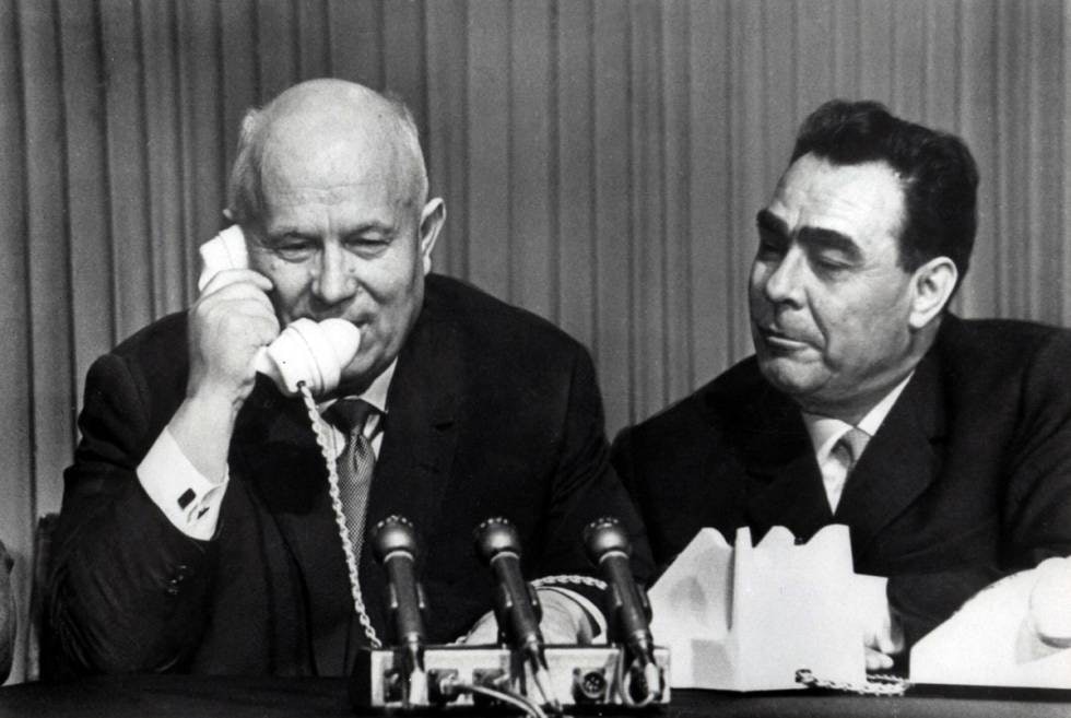 LEONID BRESJENEV: Statsleder i Sovjetunionen 1964-82. Her sammen med Nikita Krushchev(tv). Ivrig jeger, deltok ofte sammen med Nicolae Ceausescu på bjørnejakt i ulike østblokkland.