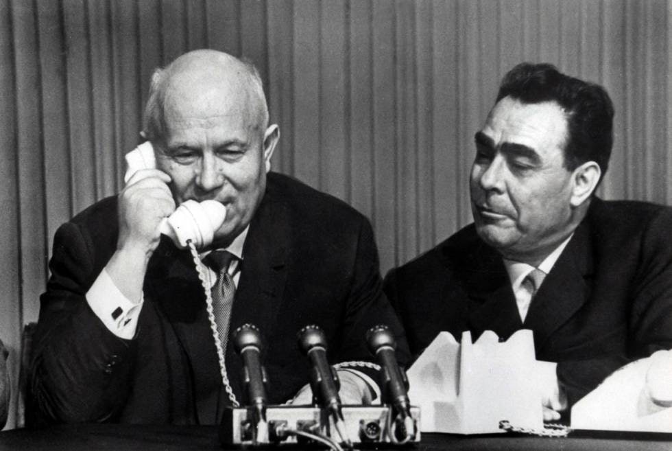 LEONID BRESJENEV: Statsleder i Sovjetunionen 1964-82. Her sammen med Nikita Krushchev(tv). Ivrig jeger, deltok ofte sammen med Nicolae Ceausescu på bjørnejakt i ulike østblokkland. LEONID BRESJENEV: Statsleder i Sovjetunionen 1964-82. Her sammen med Nikita Krushchev(tv). Ivrig jeger, deltok ofte sammen med Nicolae Ceausescu på bjørnejakt i ulike østblokkland.