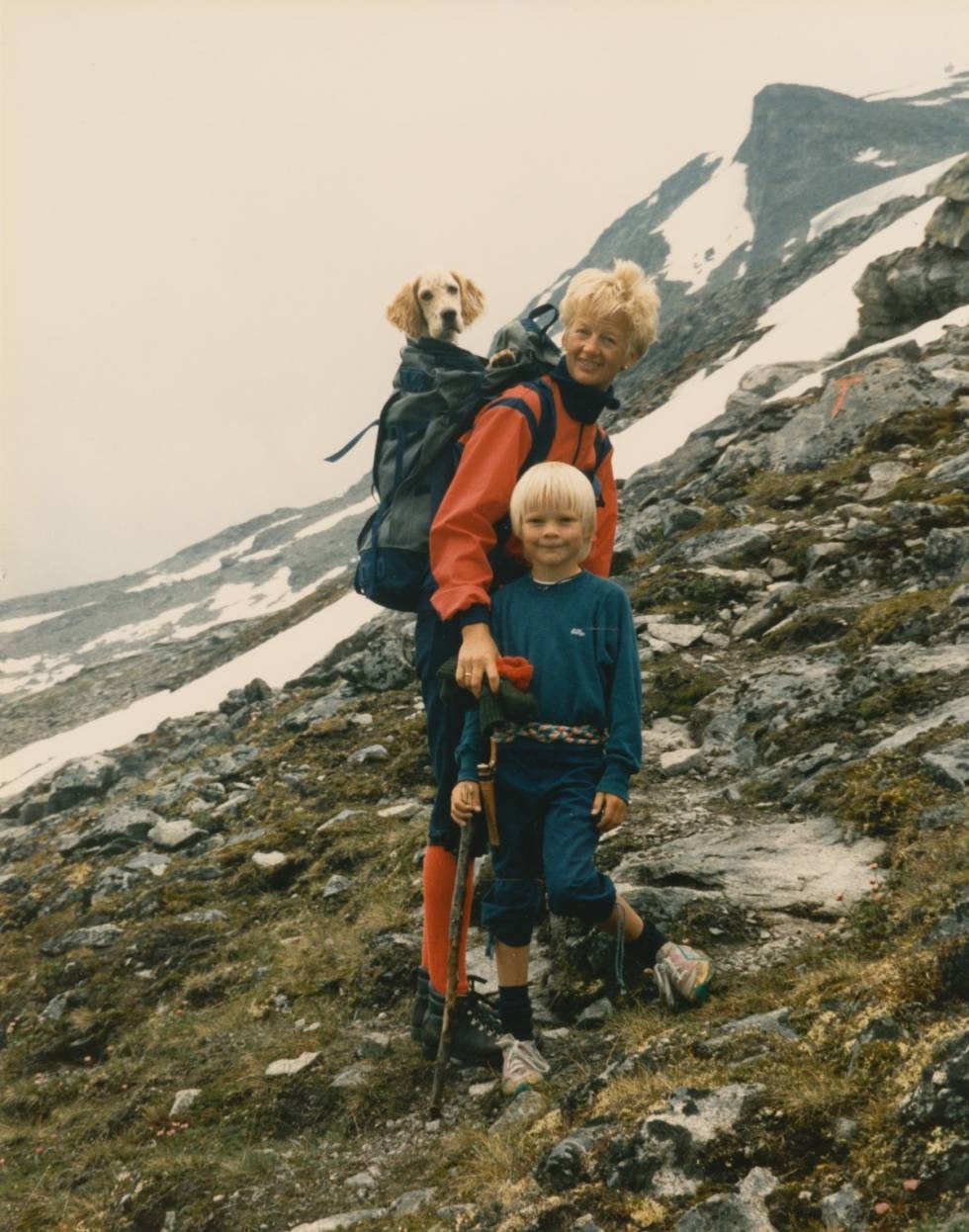 TIDLIG KRØKES: Ingrid og sønnen på tur i fjellet. Begge er de ivrige jegere.