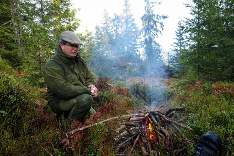 For en erfaren jeger er det å jakte viktig, men det sosiale livet rundt et bål er viktig. Da vi var på tur fikk vi pølser og lomper servert av godseieren.