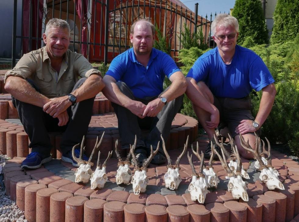 LIVETS GLADE GUTTER: F.v. Oddmund Stenstad, Daniel Søderman og Kjell Narve Hov med en godt knippe vakre råbukker. I dette området var det nesten bare å velge og vrak hvilke bukker man ville skyte. LIVETS GLADE GUTTER: F.v. Oddmund Stenstad, Daniel Søderman og Kjell Narve Hov med en godt knippe vakre råbukker. I dette området var det nesten bare å velge og vrak hvilke bukker man ville skyte.