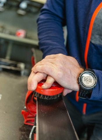 PREPPING: Her får du en grundig innføring i prepping av alpinski. Foto: Martin I. Dalen Prepping alpinski