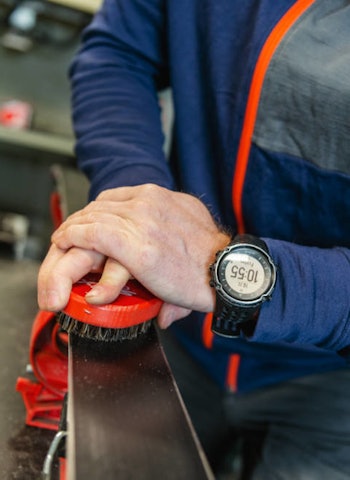 PREPPING: Her får du en grundig innføring i prepping av alpinski. Foto: Martin I. Dalen Prepping alpinski