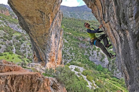 I STØTET: Geir Evensen på Txana (7b+) i Rodellar, Spania på en pausedag fra skrivingen. Foto: Lars Gilberg I STØTET: Geir Evensen på Txana (7b+) i Rodellar, Spania på en pausedag fra skrivingen. Foto: Lars Gilberg