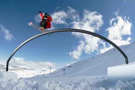 MORO FOR UNGA: Skal du herje i parken eller byen og gjøre de kuleste tingene som kan gjøres på ski, da må du ha parkski. Foto: Armada