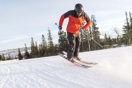ALLSIDIGHETEN SELV: 360, 180, switch og butter. Ikke noe problem for denne karen. Eirik Finseth kan til og med kjøre på én ski. Baklengs. Det er han ikke lite fornøyd med, nei. Bilde: Christian Nerdrum ALLSIDIGHETEN SELV: 360, 180, switch og butter. Ikke noe problem for denne karen. Eirik Finseth kan til og med kjøre på én ski. Baklengs. Det er han ikke lite fornøyd med, nei. Bilde: Christian Nerdrum