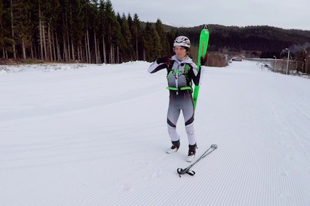 SKI PÅ OG AV: Ola Hovdenak viser deg hvordan du tar av og på skiene. Foto: Skjermdump