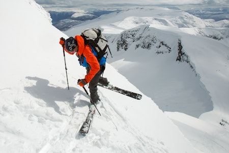 LAPPEKAST: Han har nok gjort det noen hundretusen ganger. Bård Smestad viser deg hvordan en korrekt kickturn skal utføres. Bilde: Christian Nerdrum Kickturn