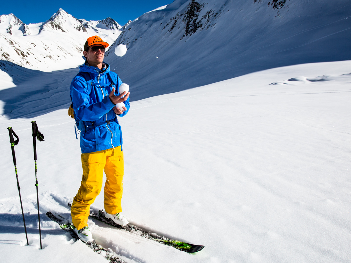 SNØJEGER: Snø er et vanskelig tema, og det er mye å holde styr på for en frikjører som Asbjørn Eggebø Næss, som skal ha det både trygt og gøy i fjellet. Foto: Christian Nerdrum 