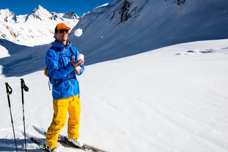 SNØJEGER: Snø er et vanskelig tema, og det er mye å holde styr på for en frikjører som Asbjørn Eggebø Næss, som skal ha det både trygt og gøy i fjellet. Foto: Christian Nerdrum SNØJEGER: Snø er et vanskelig tema, og det er mye å holde styr på for en frikjører som Asbjørn Eggebø Næss, som skal ha det både trygt og gøy i fjellet. Foto: Christian Nerdrum