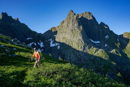 TRETINDEN: Dette fjellet innerst i Fiskfjorden på Hinnøya er på lista over Norges 10 vanskeligste fjell. Foto: Signar André Nilsen Tretinden, 10 vanskeligste fjell