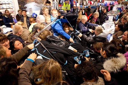 VILLE TILSTANDER: Fra fjorårets Black Friday. Foto: NTB VILLE TILSTANDER: Fra fjorårets Black Friday. Foto: NTB