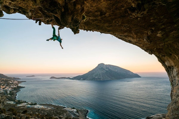 UTHOLDENHETSPRØVE: Stian Christophersen klatrer inn i solnedgangen på Dolonas (7b) på feltet Iliada. Foto: Chris Burkhard UTHOLDENHETSPRØVE: Stian Christophersen klatrer inn i solnedgangen på Dolonas (7b) på feltet Iliada. Foto: Chris Burkhard