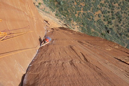 Diederlykke: Paula Voldner følger på femte taulengde (5.11d) på Moonlight Buttress (5.12d), Zion. Foto: Erik Nordbye