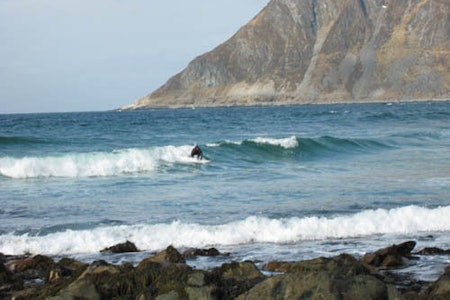 SURF: Ved Grøtfjord i Tromsø er det muligheter for å surfe på nordnorske bølger. Foto: friflyt.no Surf Tromsø guide fri flyt