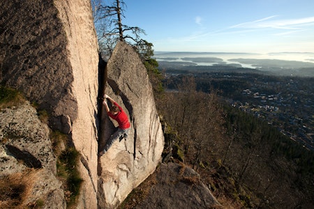 LOHENGRIN: Er det en bulder du bør gå når solen skinner og fjellet fremdeles er kjølig, så er det Norges første buldreklassiker. LOHENGRIN: Er det en bulder du bør gå når solen skinner og fjellet fremdeles er kjølig, så er det Norges første buldreklassiker.