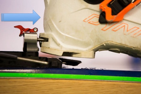 FREMOVERTRYKK: Bindingen går bedre og sikrere utløsingsfunksjon + bedre funksjon i slagete terreng med framovertrykk, som betyr at bakbindingen er fjærbelastet og bevegelig, og presser støvelen framover. Foto: Tore Meirik FREMOVERTRYKK: Bindingen går bedre og sikrere utløsingsfunksjon + bedre funksjon i slagete terreng med framovertrykk, som betyr at bakbindingen er fjærbelastet og bevegelig, og presser støvelen framover. Foto: Tore Meirik