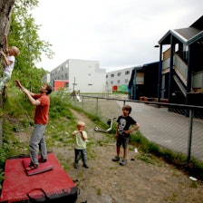 Trym Landmark klatrer på barnehageveggen. Einar Landmark spotter. Foto: Dag Hagen Trym Landmark klatrer på barnehageveggen. Einar Landmark spotter. Foto: Dag Hagen