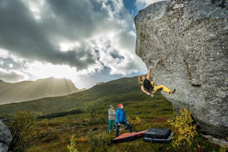 Dramatikk: Elisa Strand prøver Store svette hender (6B) ved Flakstadpollen. Dramatikk: Elisa Strand prøver Store svette hender (6B) ved Flakstadpollen.