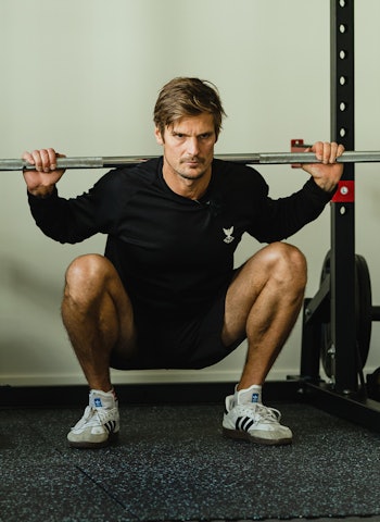 KNEBØY: Spesialist i idrettssfysioterapi og manuellterapeut på Olympiatoppen Lars Haugvad viser han hvordan en knebøy kan gjøres og demonstrerer dessuten flere varianter av den viktige styrkeøvelsen. Bilde: Christian Nerdrum KNEBØY: Spesialist i idrettssfysioterapi og manuellterapeut på Olympiatoppen Lars Haugvad viser han hvordan en knebøy kan gjøres og demonstrerer dessuten flere varianter av den viktige styrkeøvelsen. Bilde: Christian Nerdrum