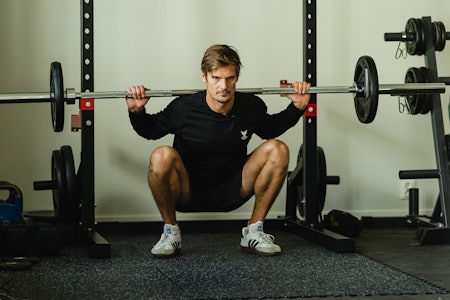 KNEBØY: Spesialist i idrettssfysioterapi og manuellterapeut på Olympiatoppen Lars Haugvad viser han hvordan en knebøy kan gjøres og demonstrerer dessuten flere varianter av den viktige styrkeøvelsen. Bilde: Christian Nerdrum KNEBØY: Spesialist i idrettssfysioterapi og manuellterapeut på Olympiatoppen Lars Haugvad viser han hvordan en knebøy kan gjøres og demonstrerer dessuten flere varianter av den viktige styrkeøvelsen. Bilde: Christian Nerdrum