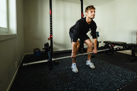 MARKLØFT: Spesialist i idrettssfysioterapi og manuellterapeut Lars Haugvad demonstrerer styrkeøvelsen markløft. Bilde: Christian Nerdrum Spesialist i idrettssfysioterapi og manuellterapeut Lars Haugvad demonstrerer styrkeøvelsen markløft. Bilde: Christian Nerdrum