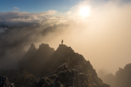 FULL LYSSETTING: Midtsommarnatt på Sunnmøre, lyssettaren og scenografen har fått frie tøylar. Sunnmøre sommerski