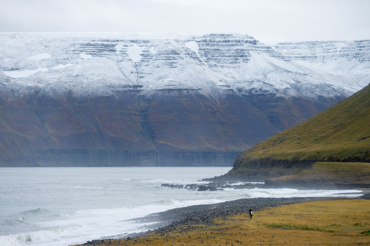 ØDE: Ikke forvent å slå av en prat i lineupen på Island. Det tok oss nesten to uker å finne en annen surfer å dele bølgene med.