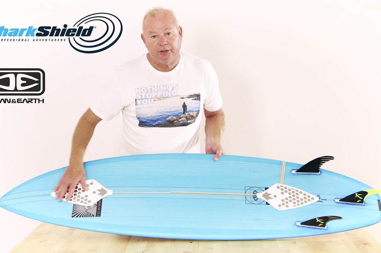SKJOLD: Slik skal surferen beskyttes mot haiangrep. Foto: Skjermdump SKJOLD: Slik skal surferen beskyttes mot haiangrep. Foto: Skjermdump