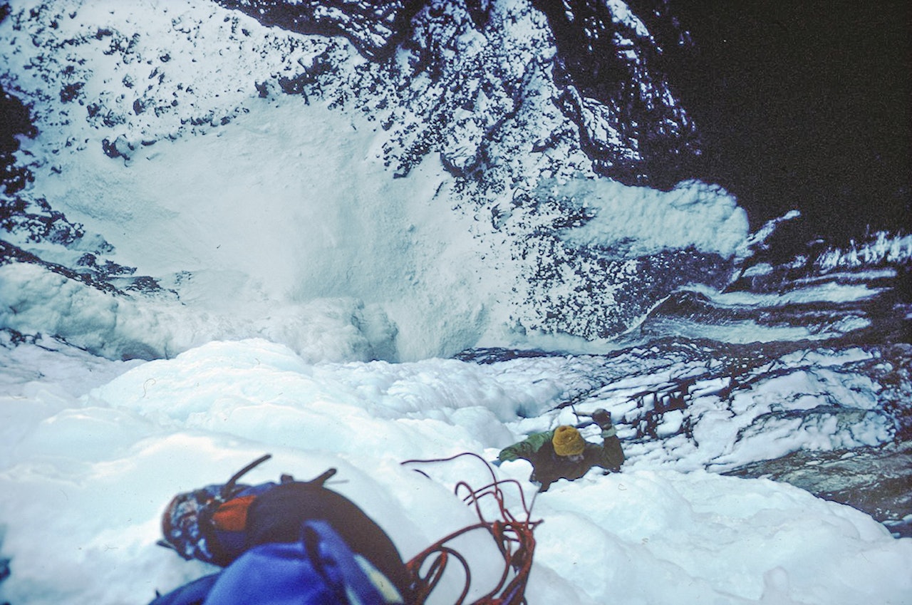 FØRSTEBESTIGNINGEN AV VETTIFOSSEN ANNO 1977: Henry Barber og Rob Taylor på førstebestigningen av Vettisfossen. Amerikanerne brukte ikke hjelm på isklatring på den tida. Foto: Rob Taylor Isklatring, historie, Vettisfossen, Henry Barber, Rob Taylor