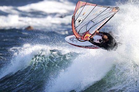 DER DET SKJER: Det er ikke første gang Robert Torkildsen befinner seg på rett plass til rett tid. Men det krever hard prioritering der jobb og familie ofte kommer i annen rekke. En Lista-surfer må ta raske valg som kun kan dikteres av naturkreftene. Foto: Nils-Erik Bjørholt Windsurfing lista