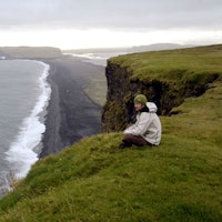LITE VANNSPORT: Island er ikke berømt for sine surfstrender. Hittil. Foto: Reinhard Müller