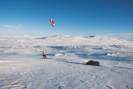 Det store og hele: Hardangervidda er Nord-Europas største fjellplatå. Med kite kan du krysse over hele på en dag. Eller kanskje på fem, om vinden uteblir. Foto: Sandra Lappegard Hardangervidda kiting