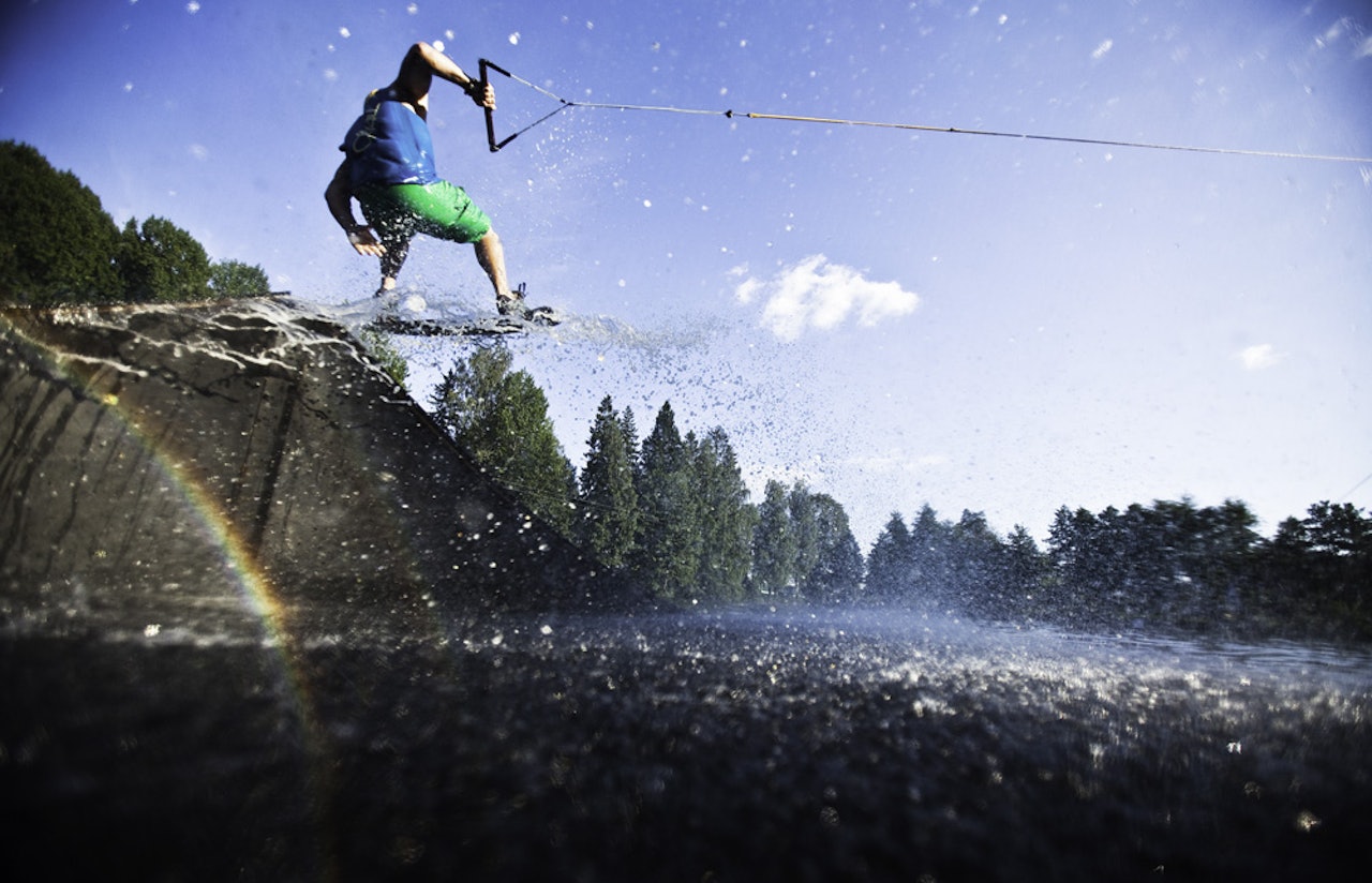 HJEMMEKABELBANE: Wakeboard, vannski eller wakeskate. Lars Pettersen er fast inventar med sistnevnte farkost på 3. dammen i Tønsberg. Foto: Christian Nerdrum HJEMMEKABELBANE: Wakeboard, vannski eller wakeskate. Lars Pettersen er fast inventar med sistnevnte farkost på 3. dammen i Tønsberg. Foto: Christian Nerdrum