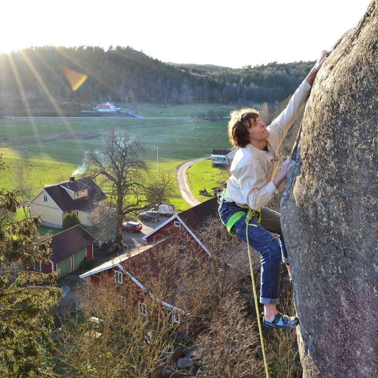 HARDT OG SKUMMELT: Den seriøse ruta "Savage Horse" 9- R/X i Bohuslän har blitt repetert av svensken Aleksej Jaruta. Foto: Kenny Brandt HARDT OG SKUMMELT: Den seriøse ruta "Savage Horse" 9- R/X i Bohuslän har blitt repetert av svensken Aleksej Jaruta. Foto: Kenny Brandt