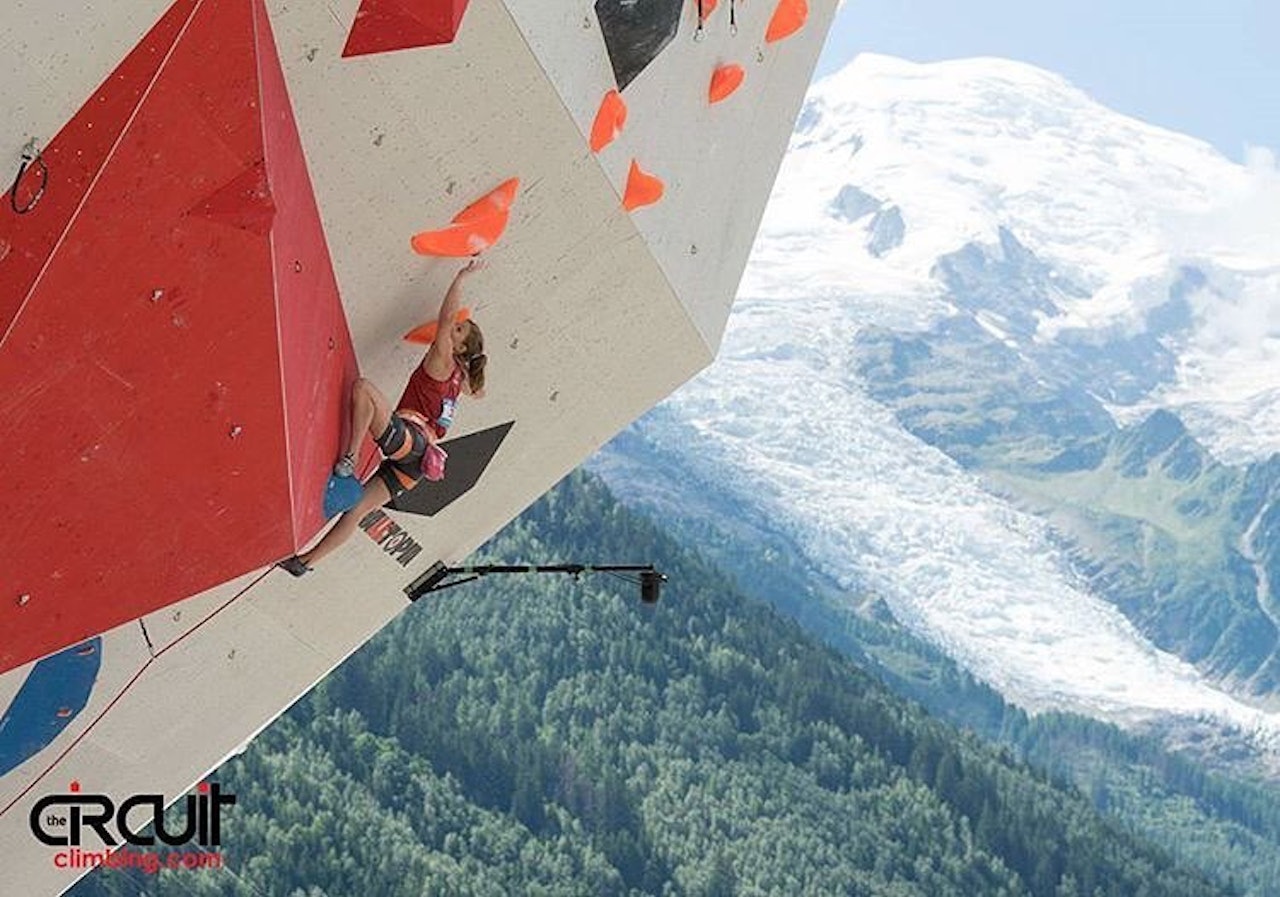 Tina Hafsaas høyt i dagens semifinale. Foto: Eddie Fowke ved The Circuit Climbing and Performance Magazine