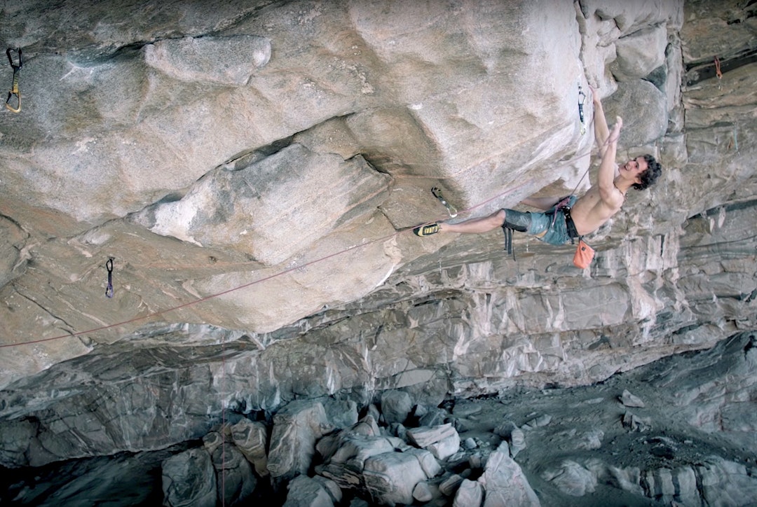 Adam Ondra klipper ankeret på Silence (9c) i Hanshelleren på Flatanger. Verdens hardeste rute er besteget. VERDENSSTJERNE: Adam Ondra klipper ankeret på Silence (9c) i Hanshelleren på Flatanger.