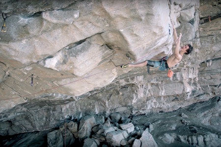 Adam Ondra klipper ankeret på Silence (9c) i Hanshelleren på Flatanger. Verdens hardeste rute er besteget. Adam Ondra klipper ankeret på Silence (9c) i Hanshelleren på Flatanger. Verdens hardeste rute er besteget.