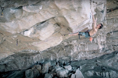 Adam Ondra klipper ankeret på Silence (9c) i Hanshelleren på Flatanger. Verdens hardeste rute er besteget.