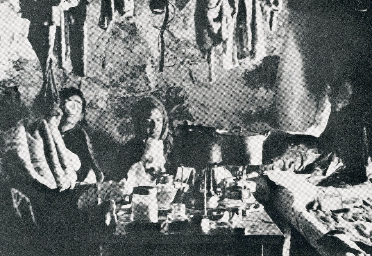 LEGENDER: Bjørn Ræder til høyre og Conrad Kroepelien til venstre  på Hytta på Bandet, trolig en gang i slutten av 1930 -åra. Foto: Boss Walther