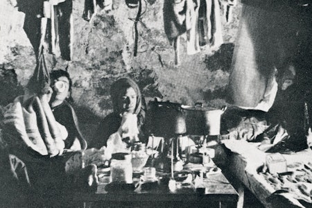 LEGENDER: Bjørn Ræder til høyre og Conrad Kroepelien til venstre på Hytta på Bandet, trolig en gang i slutten av 1930 -åra. Foto: Boss Walther LEGENDER: Bjørn Ræder til høyre og Conrad Kroepelien til venstre på Hytta på Bandet, trolig en gang i slutten av 1930 -åra. Foto: Boss Walther