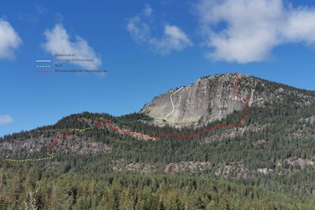 Via ferrataen på Andersnatten skal være nord i sørøstveggen på Andersnatten. Den opprinnelige planen var til venstre for den hvite stripa, men det ble skrinlagt. Foto: Sigdal Aktiv.  Via ferrata, Andersnatten