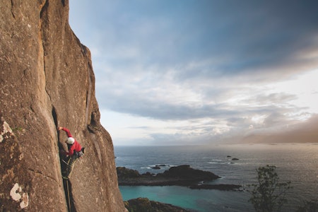 Været eller ikke været: Mathias Strömqvist tar i på Tapir (7-, 2 tl.), mens det blåser opp der ute. Foto: Jonas Dahlstrup Været eller ikke været: Mathias Strömqvist tar i på Tapir (7-, 2 tl.), mens det blåser opp der ute. Foto: Jonas Dahlstrup