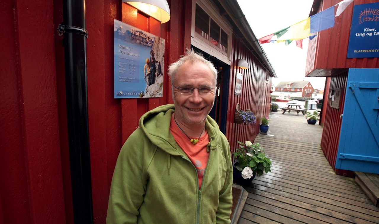 Klatrekafeen: Thorbjørn Enevold foran samlingspunktet for klatrere i Henningsvær. Foto: Dag Hagen