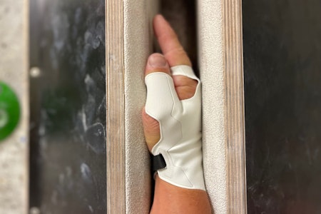 Skvis! Det er greit å ha litt beskyttelse mellom såre hender og rue vegger. Her en liten test innendørs – og tro det eller ei, men innendørs sliter man mye mer på huden under jamming, enn ute. Foto: Dag Hagen Guide til valg av jammehansker tradklatring rissklatring