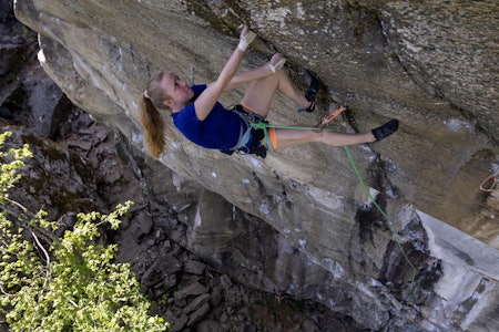 ANDRINE SKILBREI: En noe ukjent klatrer har ticket av Fraulein (8c) på Kvam i Sogndal. Foto: Henning Wang Andrine Skilbrei Kvam Sogndal Fraulein