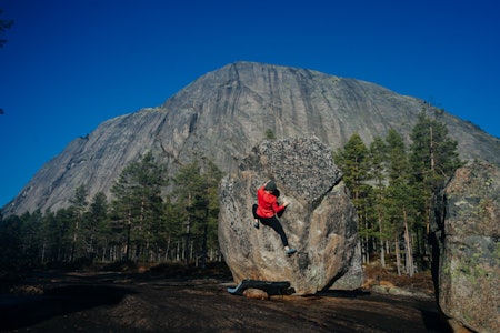 BULDRING WITH A VIEW: Ida Nilsen går Kloke tanker, 6B+, med Hægefjell i bakgrunnen. Foto: Kyrre Buxrud Buldring Nissedal Hægefjell